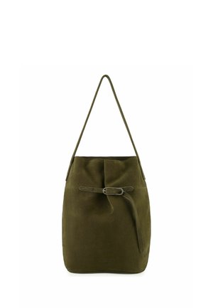 Olivgrüne Velourleder-Bucket-Tasche mit einem einzelnen Schulterriemen und einem vorderen Gürtel-Detail mit silberner Schnalle.