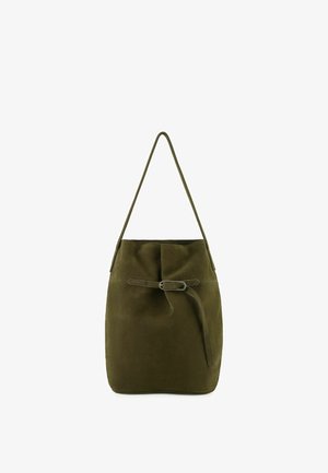 Borsa secchiello in suede verde oliva con una singola tracolla e dettaglio cintura frontale con fibbia argentata.