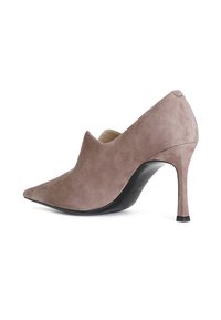 Hnědá semišová bota na vysokém podpatku s špičatou špičkou a elegantní siluetou. Má zakřivený podpatek a hladký vnitřní potah.