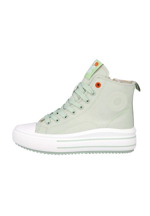 Zapatillas altas de lona verde claro con suela de goma blanca, que presentan ojales naranjas y una puntera blanca texturizada.