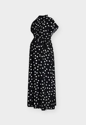 Rochie maxi neagră cu buline albe, mâneci scurte, închidere cu nasturi în față și o curea din același material legată în talie, expusă pe un fundal simplu.