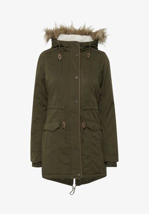Oliven grøn parka med faux fur-foret hætte, store frontlommer, justerbare taljebånd og ribbede manchetter.
