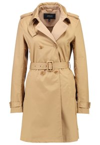 Trench coat tan, doppiopetto, con vita cinturata, dettagli a bottoni, spalline e tasche; realizzato in tessuto leggero e liscio.