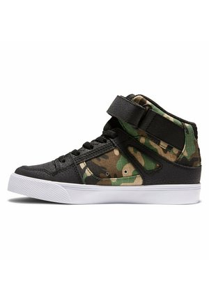Basket montante avec lacets noirs, empiècements à motif camouflage, une sangle noire autour de la cheville et une semelle en caoutchouc blanche, vue latérale.
