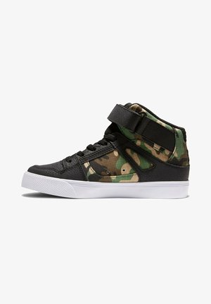 High-top sneaker med sorte snørebånd, camouflagepaneler, en sort rem omkring anklen og en hvid gummisål, vist fra siden.