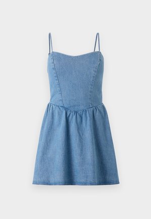 Rochie din denim de culoare albastru deschis, cu bretele subțiri, bust ajustat și fustă evazată. Prezintă detalii cu cusături și talie strânsă pentru textură.