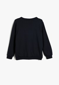 Maglione blu navy con collo rotondo, maniche lunghe e polsini e orlo a costine. Texture morbida, design semplice, senza motivi o dettagli.