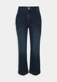Tmavě modré džíny z denimu s vysokým pasem, rovnou siluetou a rozšířeným lemem. Mají přední zapínání na knoflík a jemné vyblednutí na látce.