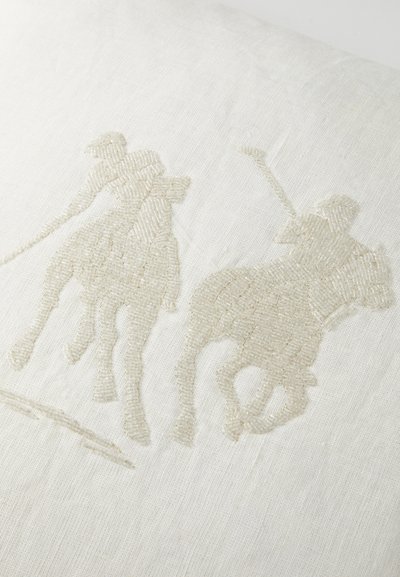 Linnen kussenhoes met een geperst ontwerp van twee ruiters op paarden in een lichte beige kleur, die textuur toevoegt aan de neutrale achtergrond.