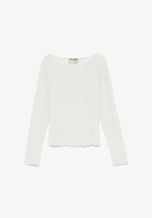 Valge pikavarrukaga tekstuuriga pluus peene sebramustriga, ümar kaelus ja laineline alumine äär, krae sees silt "AWARE".