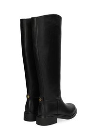 Botas de cuero negras hasta la rodilla con una textura suave, punta redondeada, suela plana y acento dorado en el tacón. Diseño minimalista sin patrones.