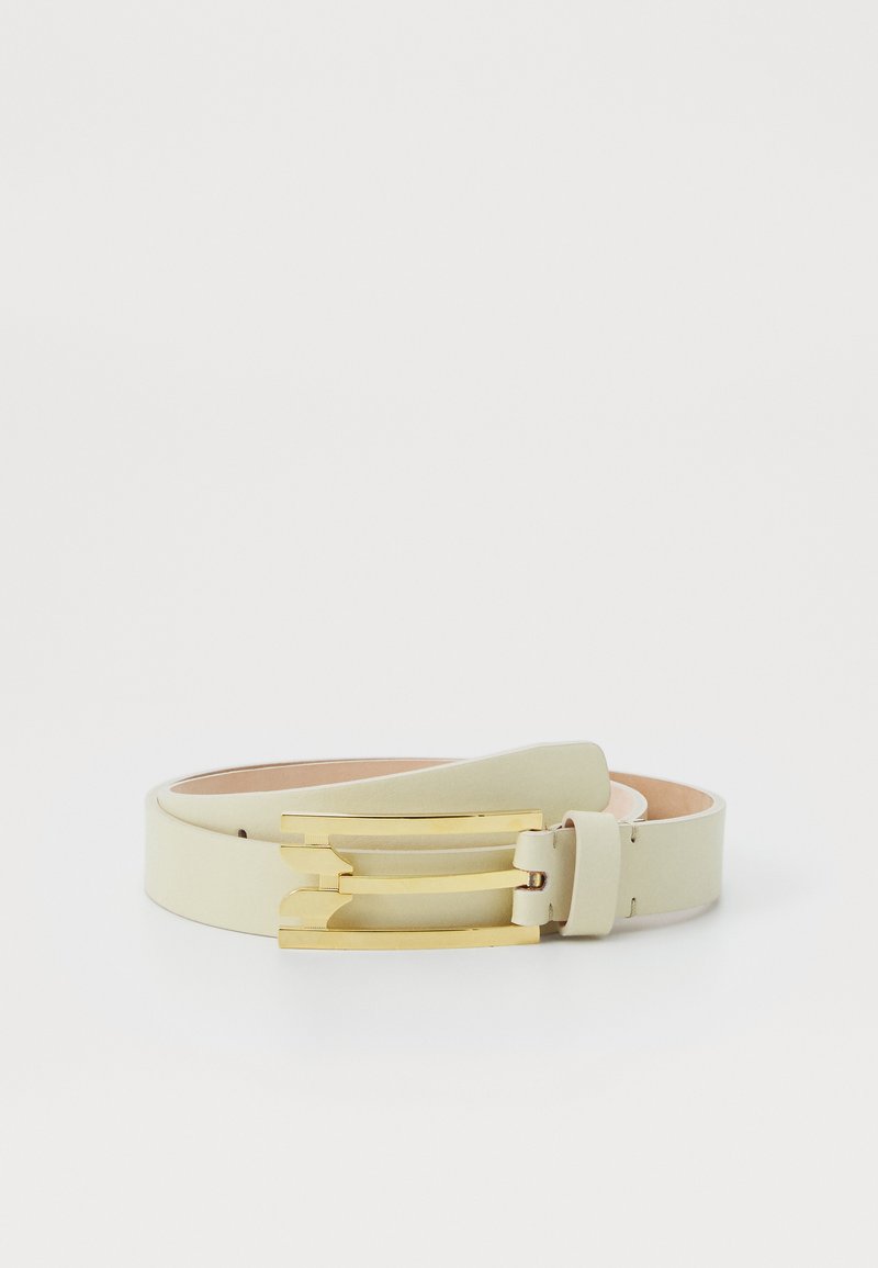 Lys beige lærbelte med en glatt tekstur, gullfarget metallspenne med doble pigger og et minimalistisk design.