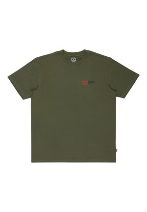 Olivgrön bomullströja med rund halsringning, korta ärmar och en röd logografik på vänster bröst. Enkel och odekorerad design.