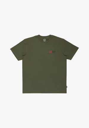 Olijfgroene katoenen T-shirt met ronde hals, korte mouwen en een rode logo-afbeelding op de linkerborst. Eenvoudig, ongecompliceerd ontwerp.