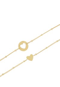 Pulsera de cadena de oro que presenta dos charms en forma de corazón, uno recortado dentro de un círculo y otro corazón sólido, con eslabones texturizados.
