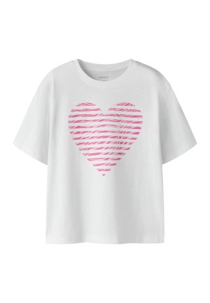 Camiseta blanca de manga corta con un gran corazón rosa hecho de franjas horizontales y textura similar a la cebra en el frente.