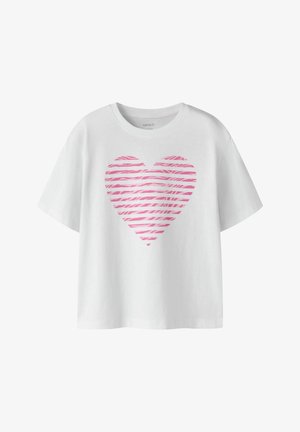 Camiseta blanca de manga corta con un gran corazón rosa hecho de franjas horizontales y textura similar a la cebra en el frente.