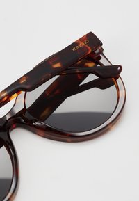 Komono ELLIS - Zonnebril - havana