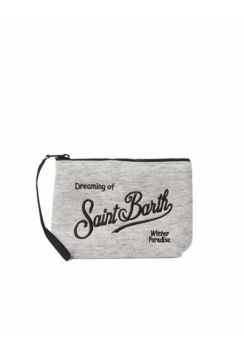 Bustina in tessuto grigio con cerniera nera, con testo ricamato "Dreaming of Saint Barth" e "Winter Paradise" in caratteri variati. Include cinturino da polso.