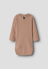 Body de color rosa claro con mangas largas, patrón texturizado, detalles de encaje en el cuello y cierre de botones en la parte trasera redonda.