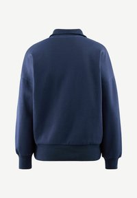 Pullover blu navy, con colletto, polsini e orlo a coste, realizzato in un tessuto morbido e dalla texture liscia. Senza motivi o accessori visibili.