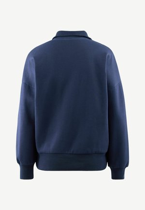 Granatowy sweter z długim rękawem, z kołnierzem, ściągaczami przy rękawach i u dołu, wykonany z miękkiego materiału o gładkiej fakturze. Brak widocznych wzorów lub metalowych elementów.