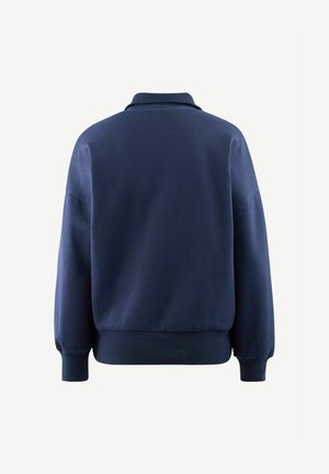 Marineblauer Pullover mit Kragen, gerippten Bündchen und Saum, aus einem weichen Stoff mit glatter Textur. Keine sichtbaren Muster oder Beschläge.
