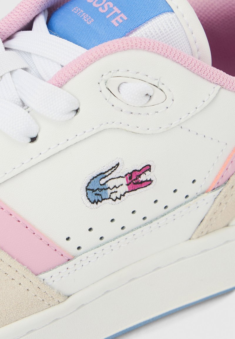 Witte sneaker met roze en grijze accenten. Voorzien van een bovenwerk van getextureerd leer, vetersluiting en geborduurd blauw en roze logo.