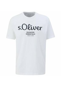 Weißes T-Shirt mit kurzen Ärmeln und Rundhalsausschnitt, mit schwarzem Text "s.Oliver" und kleinem Text "ELEVATED ESSENTIALS SINCE 1969" auf der Vorderseite in der Mitte.