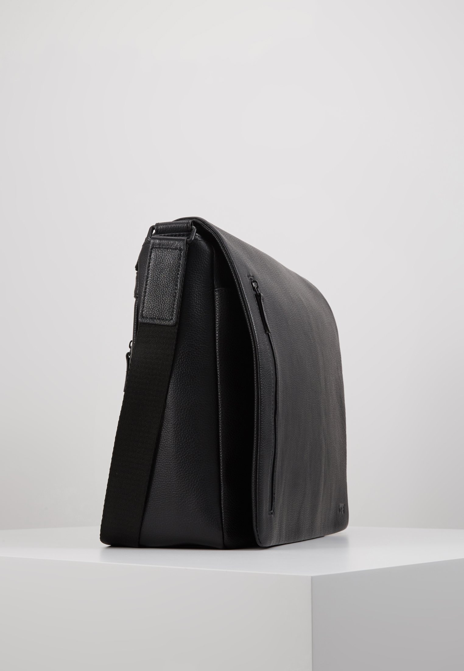 Jost HYBRID MESSENGER BAG PEBBLE Dataveske black Jost HYBRID MESSENGER BAG PEBBLE Dataveske black