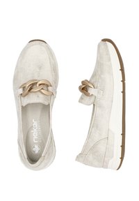 Světlé béžové nazouvací boty s texturovaným semišovým povrchem, zdobené dekorativním zlatým řetízkem a bílou a hnědou gumovou podrážkou.