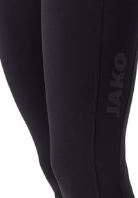 Zwarte sportleggings gemaakt van rekbaar materiaal met een strakke pasvorm. Kenmerkt een subtiele JAKO-logo aan de zijkant, versterkte stikseldetails.