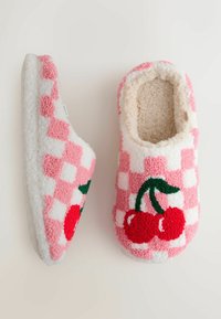 Roosad ja valged ruudulise mustriga sussid pehme ja kohevaga, millel on punased kirsi kujutised ja rohelised lehed. Mugav sisseastumisega stiil.