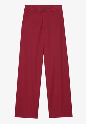 Pantaloni a gamba larga realizzati in tessuto liscio e testurizzato di un profondo colore rosso. Presentano tasche frontali e una chiusura con un solo bottone in vita.