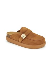 Scarpa slip-on in suede marrone con tomaia testurizzata, soletta in sughero e suola in gomma. Presenta un accento con fibbia metallica.