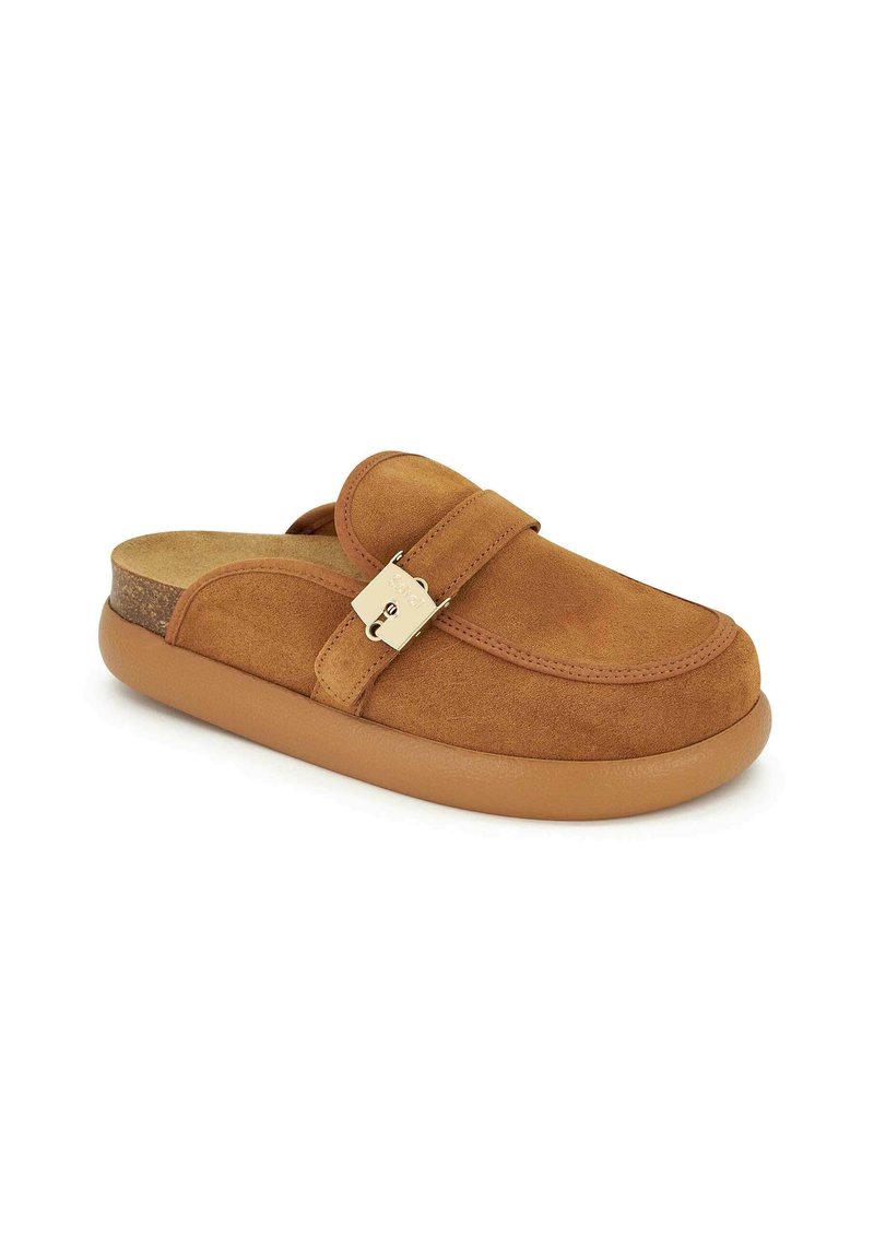 Scarpa slip-on in suede marrone con tomaia testurizzata, soletta in sughero e suola in gomma. Presenta un accento con fibbia metallica.