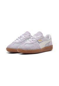 Lyslilla sneakers med et struktureret stofoverdel, hvide detaljer, gummisål i farven gum og snørebånd. PUMA-logo på siden og tungen.
