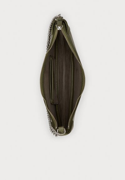 Borsa a mano in pelle verde con chiusura a zip, dettaglio a catena argento e più scomparti interni, caratterizzata da una texture liscia e una forma strutturata.