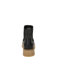 Botas negras de cuero hasta el tobillo con un acabado texturizado, presentan una suela de goma y un tacón bajo, vistas desde atrás.