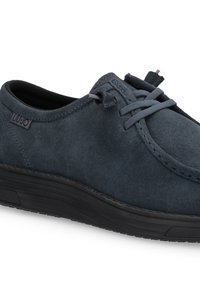 Sneaker in suede blu scuro con punta arrotondata e suola in gomma nera. Presenta una semplice chiusura con lacci, una finitura testurizzata e un logo del marchio discreto.