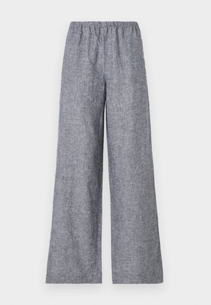 Wijdgevallen broek van een gestructureerde grijze stof. Voorzien van een elastische tailleband voor comfort. Het ontwerp is minimalistisch zonder zichtbare patronen of accenten.