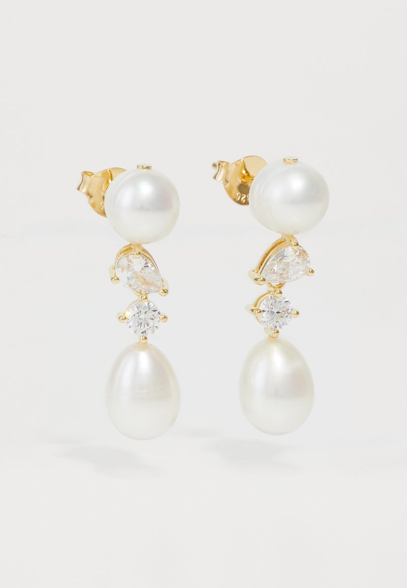 Χρυσά σκουλαρίκια με στρογγυλές και σταγόνες λευκές πέρλες, με διαφάνεια κρυστάλλινες λεπτομέρειες και λείο, γυαλισμένο φινίρισμα.
