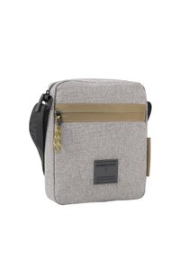 Šedá textilní crossbody taška s texturovaným povrchem, černým popruhem, olivovým zeleným akcentem, přední kapsou na zip a logem.