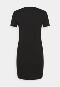 Černé krátké upnuté šaty s kulatým výstřihem, délka ke kolenům, zobrazené zezadu na jednoduchém světlém pozadí.