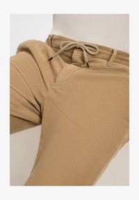 Unausgewählt, beige