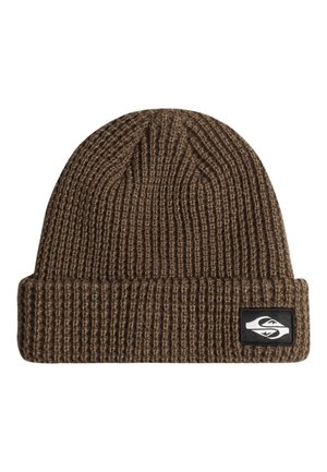 Bonnet tricoté marron avec un revers, présentant un motif côtelé texturé et une petite étiquette logo noire et blanche sur le devant.