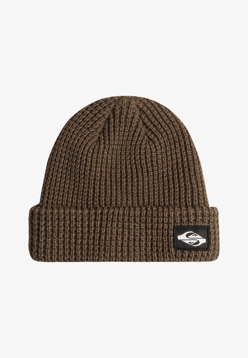 Hnedý pletený čiapka s ohnutým manžetom, ktorý má textúrovaný rebrovaný vzor a malú čiernu a bielu nášivku s logom vpredu.
