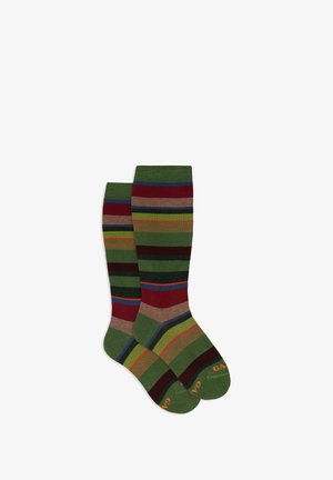 Calze alte fino al ginocchio di colore verde con strisce multicolori (rosse, blu, marroni) e punta in contrasto. Materiale in misto cotone; parte superiore a costine.