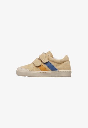 Beiger Kleinkind-Sneaker mit blauen und gelben Seitenstreifen, zwei Klettverschlüssen und weißer Gummisohle.