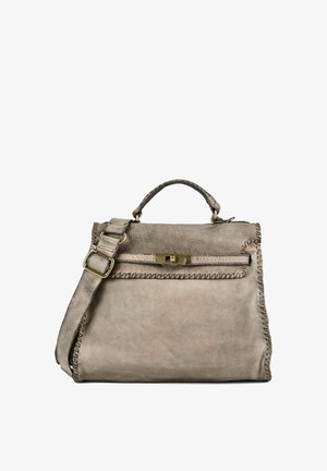 Sac à main en cuir gris avec bords cousus, une poignée supérieure, une bandoulière réglable et un fermoir tournant doré sur le rabat avant.